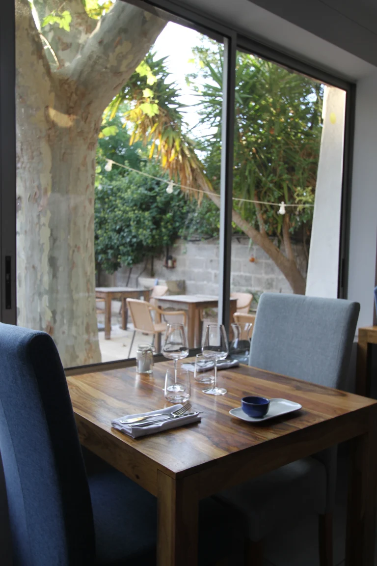 Table de L'EDEN à La Ciotat avec vue sur le jardin