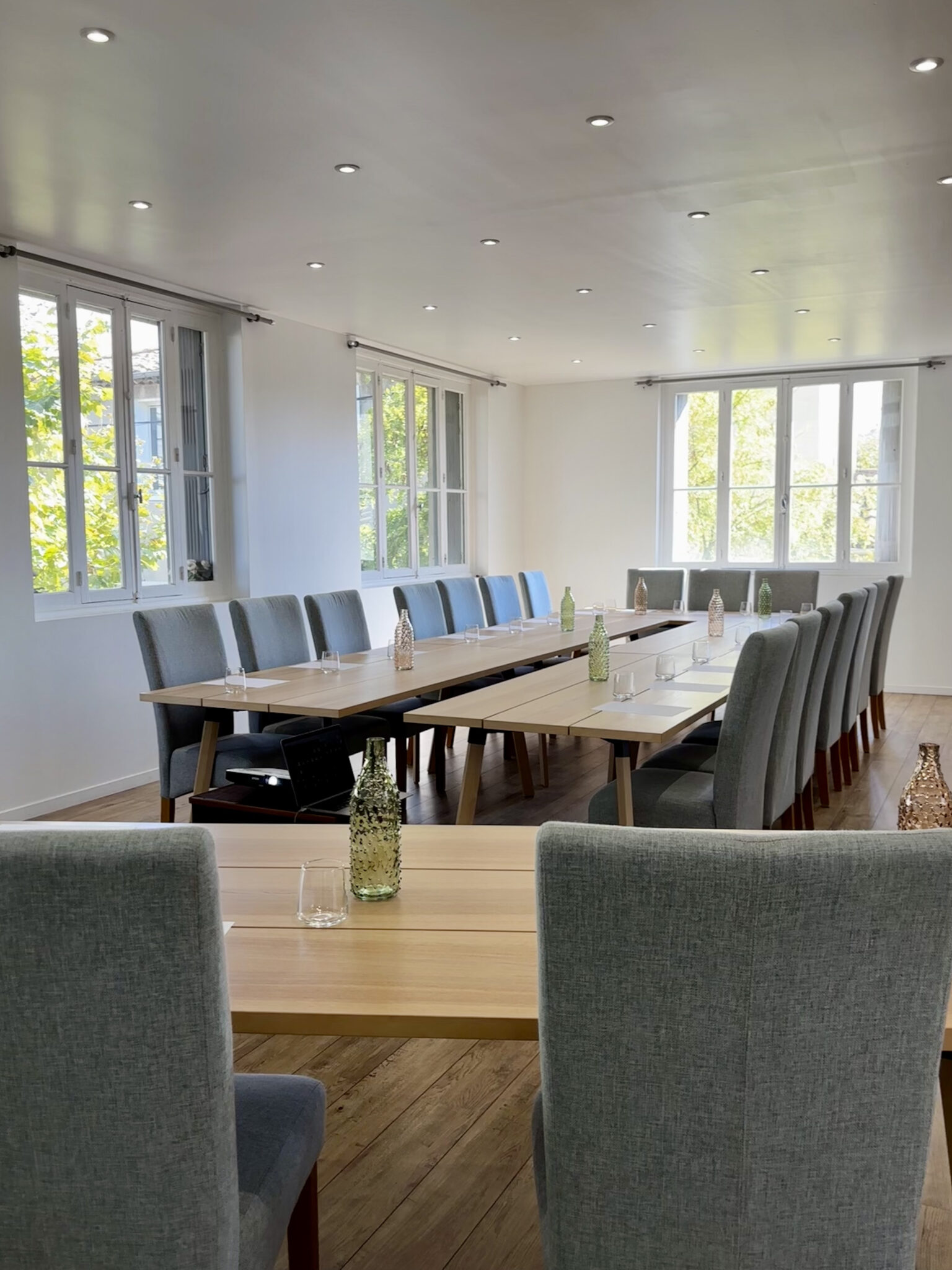 Salle aménagée pour un événement professionnel à L’EDEN